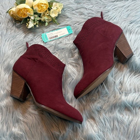 NWT Violet & Red Jackson Lazer Cut Topline Booties in Burgundy - Picture 1 of 11